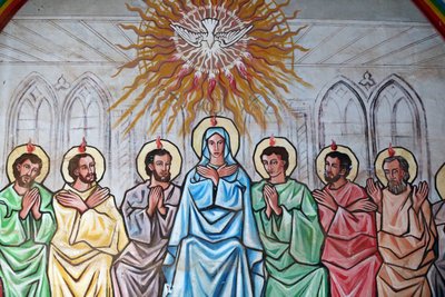 Marian Sanctuary Our Lady of the Lake Togo. Helligånden daler ned over Jomfru Maria og apostlene. Maleri. At gå af Unbekannt
