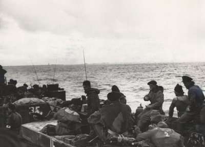 Marinesoldater på 41 (RM) Commando ombord på LCT (Landing Craft Tank) 532, nærmer sig Westkapelle under landingerne ved Walcheren, Holland af Unbekannt