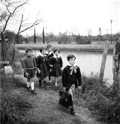 Blandet skole i Venedig, eleverne bærer en bluse. Udgangen af klasser (skolebusissonniere). 1950