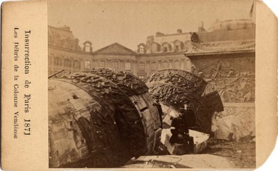 Kommune i Paris (1871): to communards poserer nær affaldet af den faldne søjle på Place Vendome i Paris. Anonym fotografering. Svag. 10,5x6,4 cm af Unbekannt