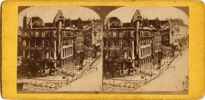 Paris kommune (1871): udsigt over Paris i ruiner. Anonym fotografering. Print på pap. Svag. 17,5x6,9 cm af Unbekannt