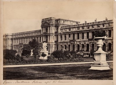 Paris kommune (1871): udsigt over Palais des Tuileries i Paris omkring maj 1871. Anonym fotografering. Tryk på pap, Dim. 29x20 cm af Unbekannt
