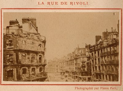 Paris kommune (1871): udsigt over brandbygningerne på Rue de Rivoli i Paris i maj 1871. Foto af Pierre Pepetit. Tryk på pap, Dim. 9x5,4 cm af Unbekannt