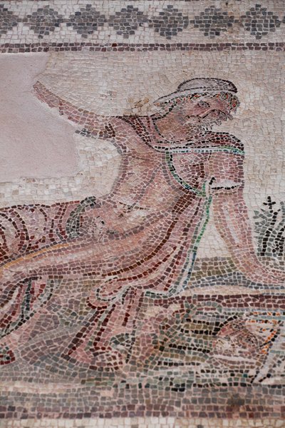 Narcissus ser på sit spejlbillede i en pøl af vand - Paphos mosaikker, House of Dionysos - Slutningen af det 2. århundrede e.Kr. - Cypern - Kontemplation af Narcissus over et bassin - Mosaikker af Paphos, House of Dionysos - End of II sciecle ap JC - UNESC af William M. Timlin