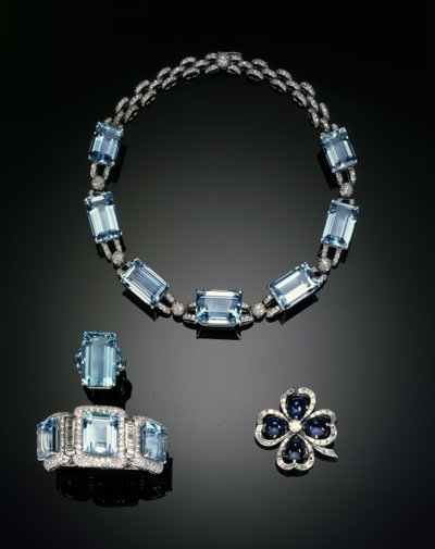 Halskæde, ring, broche og armbånd af Unbekannt