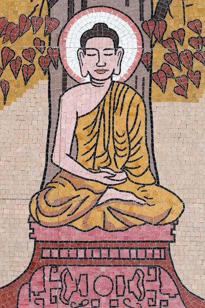Ong Nui buddhistiske pagode, vægfresko, Buddhas liv, Shakyamuni Buddha, der sidder i meditationsstillingen under Bodhi-træet, Quy Nhon, Vietnam, 2019 (foto) af Unbekannt