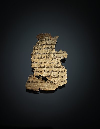 Side fra en uoptaget Koran-palimpsest kopieret på en tidligere koptisk bibel, sandsynligvis Egypten, ca. 8. århundrede (blæk på vellum) af Unbekannt