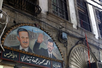 Maleri af præsident Assad og hans søn Bassel over souken i Damaskus, Syrien. af Unbekannt
