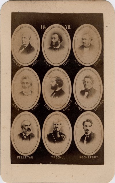 Paris Commune (1871): portræt af franske politikere fra Socialistpartiet: fra venstre mod højre og fra top til bund: Etienne Arago, Jules Ferry, Jules Simon, Jules Favre, Leon Gambetta, hector Cremieux, Pelletan, Trochu og Rochefort. Print på pap af Unbekannt