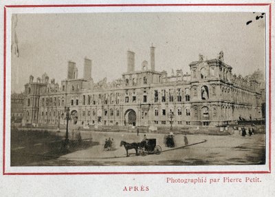 Paris Commune (1871): udsigt over Hotel de Ville i Paris efter dets brand i maj 1871. Foto af Pierre Pepetit. Tryk på pap, Dim. 9x5,4 cm af Unbekannt