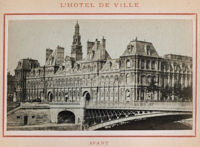 Paris Commune (1871): udsigt over Hotel de Ville i Paris før dets brand i maj 1871. Foto af Pierre Pepetit. Print på pap, Dim. 9x5,4 cm af Unbekannt