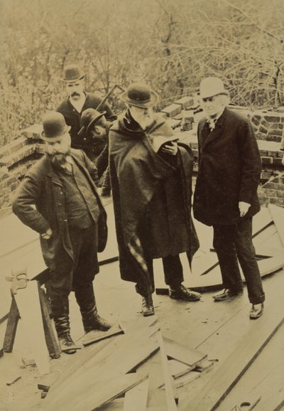 Philip Webb (1831-1915) Under opførelsen af det røde hus, bygget til William Morris (s/h foto) af Unbekannt