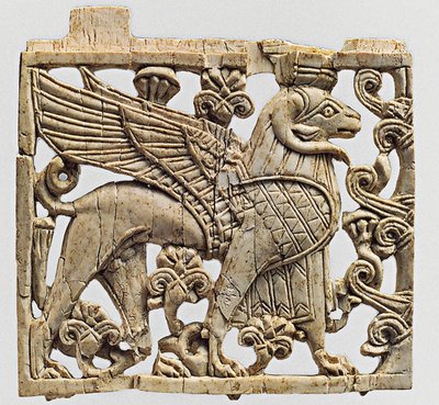 Plade, der forestiller en vædder med hovedet Sphinx, Nimrud, Mesopotamien, 9.-8. århundrede f.Kr. af Unbekannt
