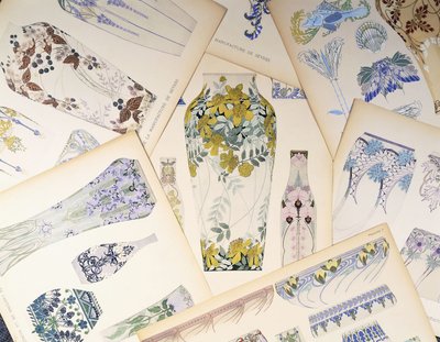 Polykrome plader af Sevres-design; Papkasser fra Sevres fabrikken, af Unbekannt