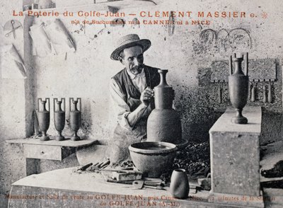 Postkort med Clement Massier (1844-1917), keramikermester af Poterie de Golf-Juan på arbejde i sit atelier, Frankrig, 20. århundrede af William M. Timlin