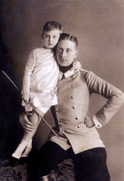 Prins William af Hohenzollern (1882-1951) alias kronprins, søn af kejser William II, med sin ældste søn, også kaldet Wilhelm, fotografi af Selle und Kuntze af Unbekannter Künstler