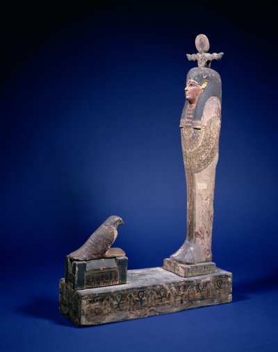 Ptah-Soker-Osiris figur stående på en kassesokkel vendt mod en sarkofag med en horusfalk, begravelsesobjekt, egyptisk, ptolemæisk periode, ca. 200 f.Kr. (polykromt træ) af Unbekannt