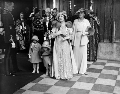 Dronning Elizabeth og prinsesser forlader St Paul