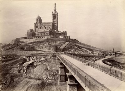 Religiøs arkitektur: udvendig udsigt over basilikaen Notre Dame de la Garde (Notre-Dame-de-la-Garde), også kaldet "Den Gode Moder" (1853-1864), bygget efter arkitekten Henry Esperandieu (1829) planer -1874). Marseille, Bouches du Rhone (13), cen af William M. Timlin