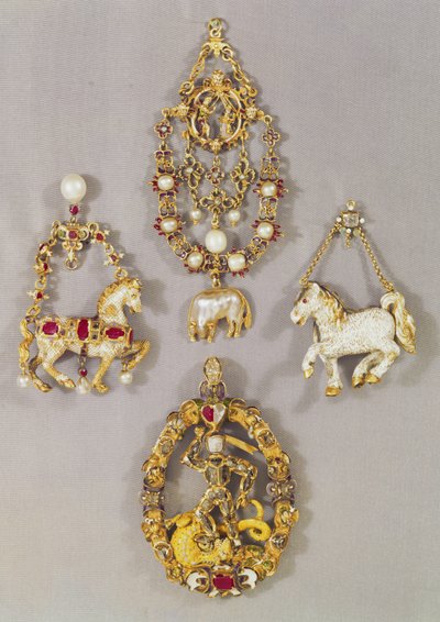 Renæssancesmykker fra LtoR og TtoB: Badge af fleeceordenen og bebudelsen, slutningen af 1500-tallet (guld og emalje); Vedhængssmykke i form af en hingst, slutningen af 1500-tallet; Spansk vedhængssmykke i form af en hest, slutningen af det 16. århundrede ( af Unbekannt