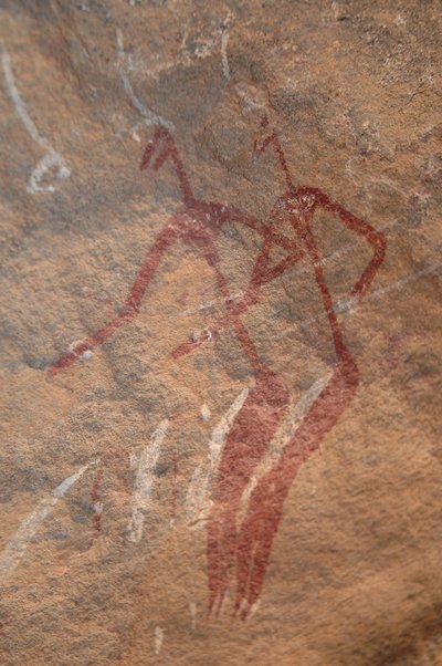 Klippekunst, forhistorie: Klippemaleri af to longiline-figurer i et udsmykket husly i Uweinat-bjergene, Sudan. Periode fra 8000 til 3000 år f.Kr. Fotografering af Unbekannt