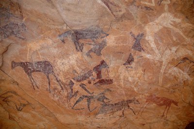 Klippekunst, forhistorie: Kvægklippemaleri, det ene knæ i et læ udsmykket i Uweinat-massivet, Sudan (Karkur-Talh eller Karkur Talh). Periode fra 8000 til 3000 år f.Kr. Fotografering af Unbekannt