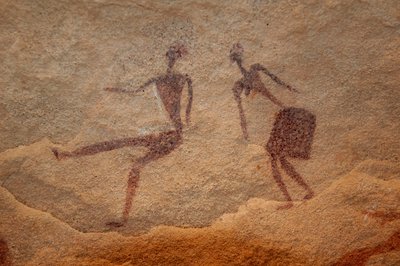 Klippekunst, forhistorie: Detalje af et klippemaleri af to karakterer (par) i et udsmykket husly i Uweinat-massivet, Egypten. (Periode fra 8000 til 3000 år f.Kr.). Fotografering af Unbekannt