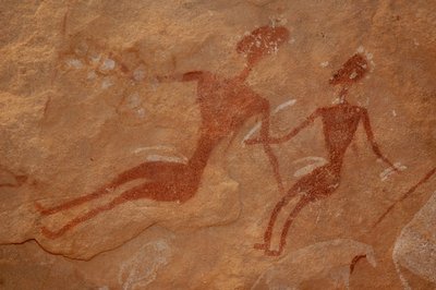 Klippekunst, forhistorie: Detalje af et klippemaleri af to karakterer i et udsmykket husly i Uweinat-massivet, Egypten. (Periode fra 8000 til 3000 år f.Kr.). Fotografering af Unbekannt