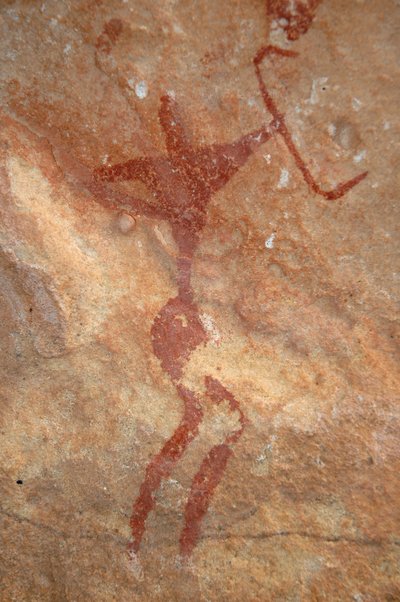 Klippekunst, forhistorie: Maleri af en karakter (bueskytte) i et udsmykket husly, i Uweinat-massivet, Sudan (Karkur-Talh eller Karkur Talh). Periode fra 8000 til 3000 år f.Kr. Fotografering af Unbekannt