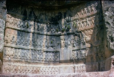 Klipperelief, der viser den sassaniske kong Shapur I (241-72), det persiske kavaleri og bifloder, 3. århundrede (sten) af Unbekannt