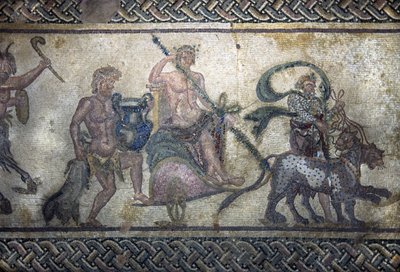 Romersk kunst: Dionysos triumf (Bacchus, Bacco). Guden klatrede på en tank i midten. Den bærer en laurbærkrans og holder en thyrse (lanse omgivet af efeu med en fyrrekogle for enden). To pantere rykker frem foran ham. Bag tanken, en af Unbekannt