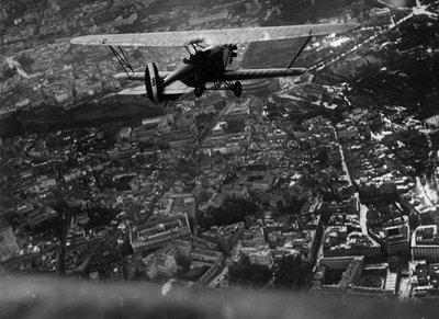 Rom (Italien), ca. 1930: Italiens luftfartsminister Italo Balbo (1896-1940) flyver over byen ombord på en "Ro1"-biplan under luftdemonstrationen, der blev givet til indvielsen af Salon du Tourisme - Rom, Italien, ca. 1930: Italiens luftfartsminister, It af William M. Timlin