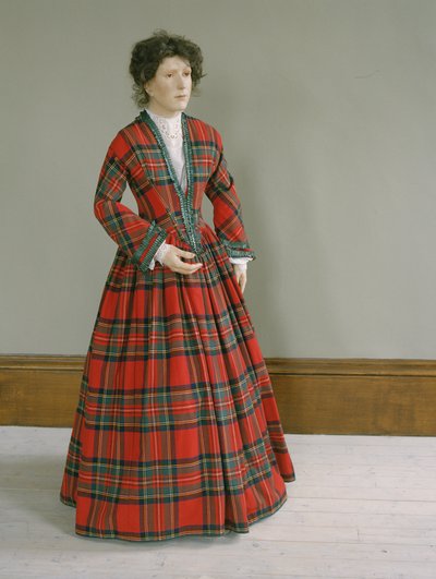 Royal Stewart tartan uldkjole med rynket silkekant, ca. 1845-50 af Unbekannt