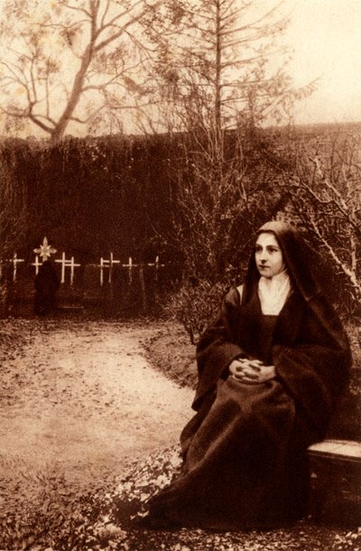 Sankt Thérèse af Jesusbarnet mediterede i haverne ved klostret Lisieux. 1948 (fotoprint) af Unbekannter Künstler