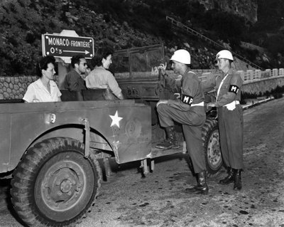 Anden Verdenskrig (1939-1945) - Anden Verdenskrig (WWII eller 2. Verdenskrig): Nær Monaco French Riviera 30. juni 1945: To Wacs på orlov og gæster fra US Riviera Recreational Area (USRRA) diskuterer med to US Army militærpolitibetjente udstationeret ved ka af Unbekannt