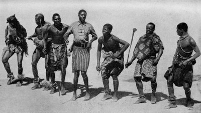 Sydafrika. Lethjertede Kaffir-drenge, der hengiver sig til en fælles sang og dans. 1920 af Unbekannt