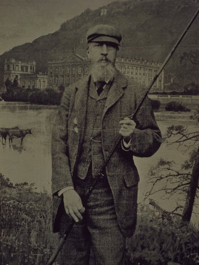 Studieportræt af 8. hertug af Devonshire i tweed, der holder fiskestang foran en trykt skærm, der forestiller Chatsworth af William M. Timlin