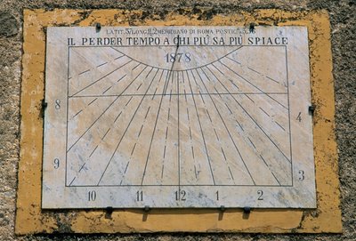 Solur, sidevæg af Maria Santissima Assunta-kirken, Palazzo Adriano, Sicilien, Italien af Benjamin Baud