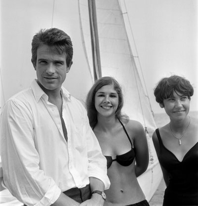 SKUESPILLEREN WARREN BEATTY PÅ VENICE LIDO BEACH - 1965 af Unbekannt