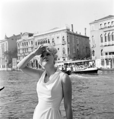 SKUESPILLEREN CORINNE MARCHAND - VENEDIG - 1963 af Unbekannt