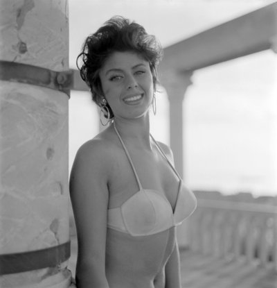 SKUESPILLEREN, STARLET CELINA CELY PÅ VENICE LIDO BEACH - 1957 af Unbekannt