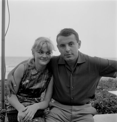 Instruktøren MILOS FORMAN MED SKUESPILLEREN BRESCHOVA (Brejchova) VED VENICE LIDO - 1965 af Unbekannt