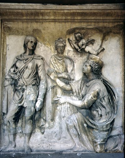 Den bagerste facade, detalje af antik reliefdekoration (nogle stykker fra Augustus
