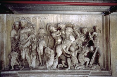 Den bagerste facade, detalje af antik reliefdekoration (nogle stykker fra Ara Pacis af Augustus) skildrer en kampscene (sten) af Unbekannt