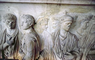 Den bagerste facade, detalje af antik reliefdekoration (nogle stykker fra Ara Pacis af Augustus) forestillende en gruppe romerske borgere (sten) af Unbekannt