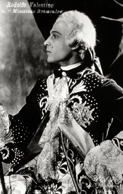 Den berømte stumfilmskuespiller Rodolfo Valentino i et kunstfærdigt scenekostume i 1700-tals stil til filmen 