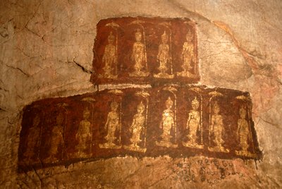 Theravada buddhisme; gamle vægmaleri; stående Buddha Shakyamuni; Mudra; Varada; gestus af ønskeindfrielse; Tham Pa hule; ved Nong Thang; Xieng Khouang-provinsen; Laos; Sydøstasien; Asien af Unbekannter Künstler