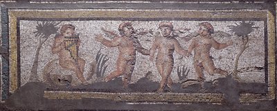 Tre dansende putti akkompagneret af én, der spiller på pandepiber, kantdetaljer fra en mosaikbelægning, der skildrer årstiderne og jagtscener fra den konstantinske villa i Daphne, Roman, ca. 325-330 e.Kr. (marmor, kalksten og glasmosaik) af Unbekannt