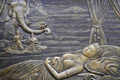 Tinh Xa Ngoc Chau buddhisttempel, Buddhas liv, Siddhartha Gautama, Buddhas mor Maya drømmer om, at den hvide elefant kommer ind i hendes livmoder, Chau Doc, Vietnam, 2018 (foto) af Unbekannt
