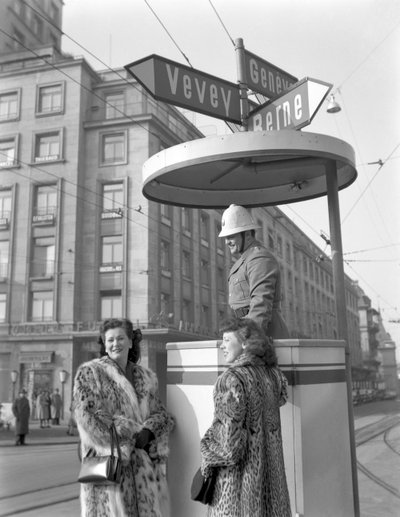 To amerikanske unge kvinder taler med en politimand i Lausanne, 4. januar 1949: With The Policeman af Unbekannt